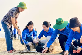 69 xã, phường ở Hà Tĩnh đồng loạt ra quân làm sạch khu dân cư, bãi biển
