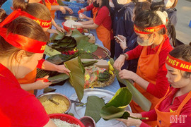 Công nhân Khu kinh tế Vũng Áng thi gói bánh chưng, vui "Tết sum vầy"