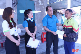 Trao quà hỗ trợ người lao động bị tai nạn, ốm đau