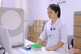 Gần 16 năm trong nghề, chị Nguyễn Thị Thu Hà luôn ý thức phải đặt an toàn sức khỏe, tính mạng của người bệnh lên trên hết.