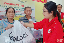 Trao 1 tỷ đồng đồ dùng thiết yếu cho hộ thuộc diện xóa nhà tạm, nhà dột nát