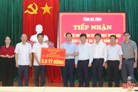 Thành phố Hải Phòng trao 5 tỷ đồng hỗ trợ Hà Tĩnh khắc phục hậu quả bão số 10