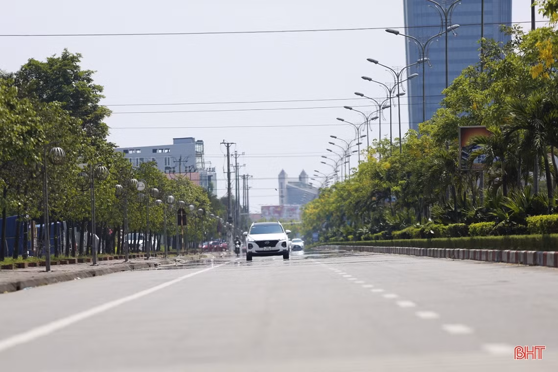 Hà Tĩnh nóng nhất từ đầu mùa, mặt đường xuất hiện ảo ảnh