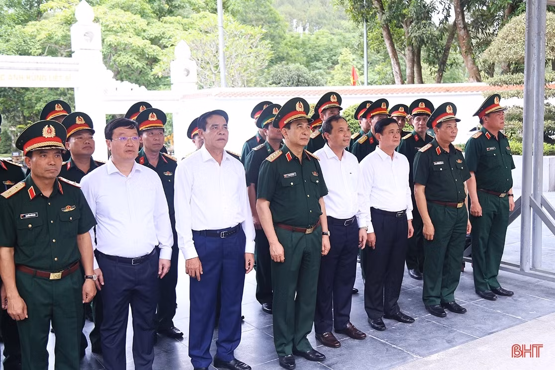 Bộ trưởng Bộ Quốc phòng dâng hương tại Ngã ba Đồng Lộc