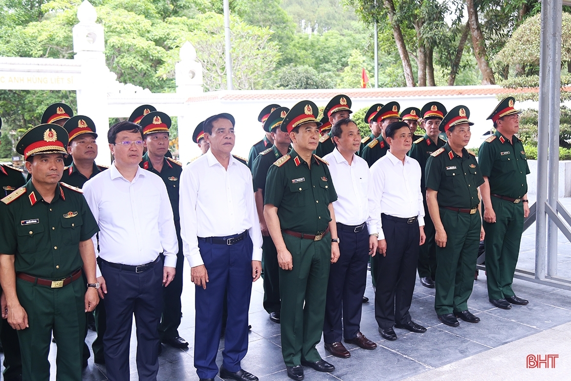 Bộ trưởng Bộ Quốc phòng dâng hương tại Ngã ba Đồng Lộc