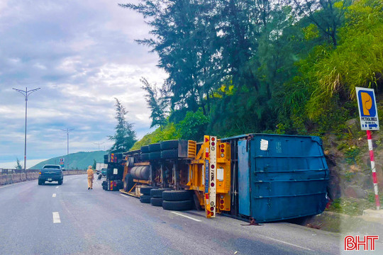 Xe container lật ngang giữa đường, 2 người bị thương