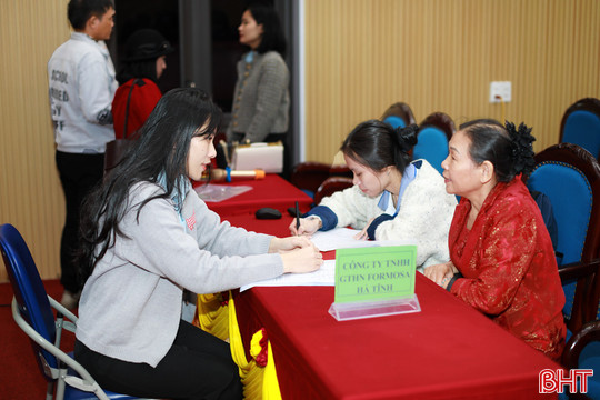 Đông đảo lao động tham gia phiên giao dịch việc làm tại phường Sông Trí 