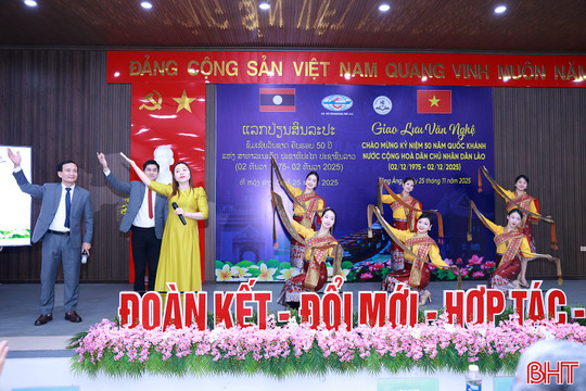 Giao lưu văn nghệ chào mừng Quốc khánh nước bạn Lào 
