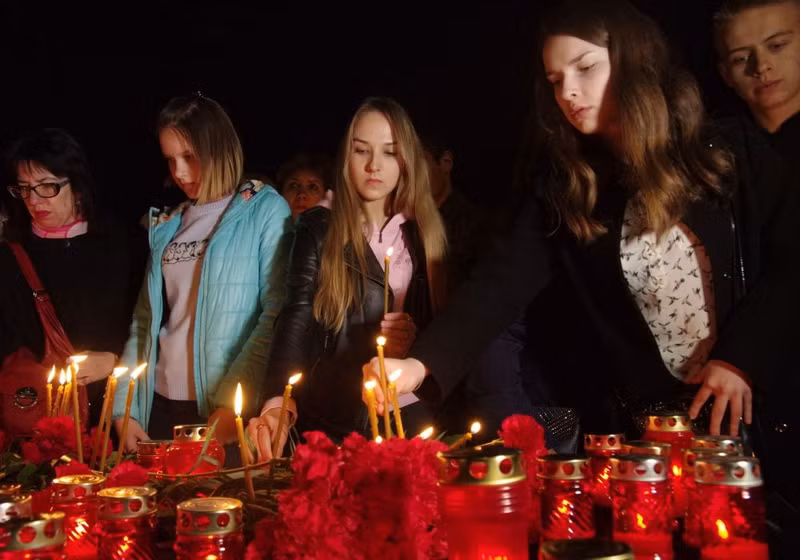 photo hoa tuoi va nen tuong niem nan nhan vu danh bom tau dien ngam o nga