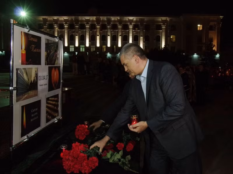 photo hoa tuoi va nen tuong niem nan nhan vu danh bom tau dien ngam o nga