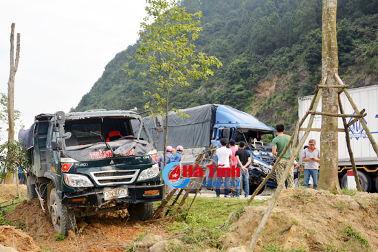 tai nan lien hoan 2 xe tai bep dau xe container no lop