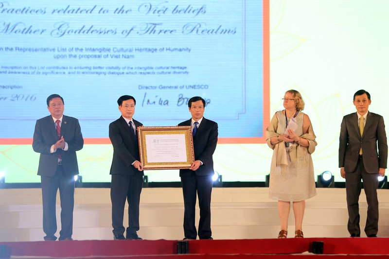 Lễ đón nhận Bằng UNESCO ghi danh “Thực hành Tín ngưỡng thờ Mẫu Tam phủ của người Việt” là Di sản Văn hóa phi vật thể đại diện của nhân loại. Ảnh: VGP/Đình Nam thuc hanh trao truyen nguong tho mau tam phu dung voi y nghia ban sac