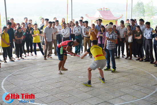 doc dao giai vo dich day gay thi xa hong linh