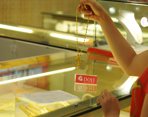 vang the gioi tang manh gia trong nuoc tho o