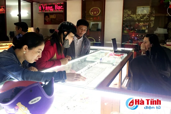 gia vang trong nuoc dat nguong thi truong ha tinh van tram lang