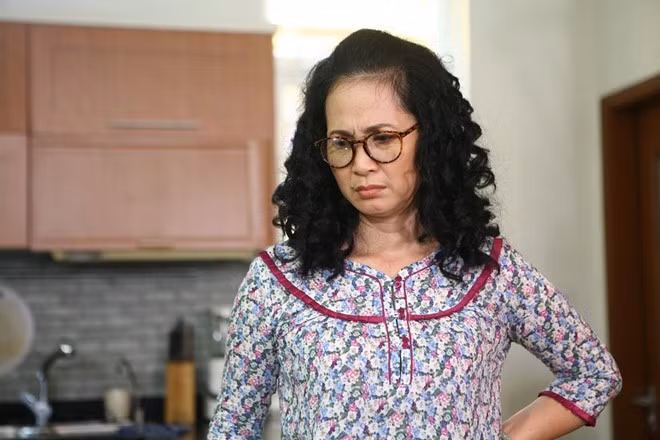 song chung voi me chong gay bao mang ngay tap dau tien