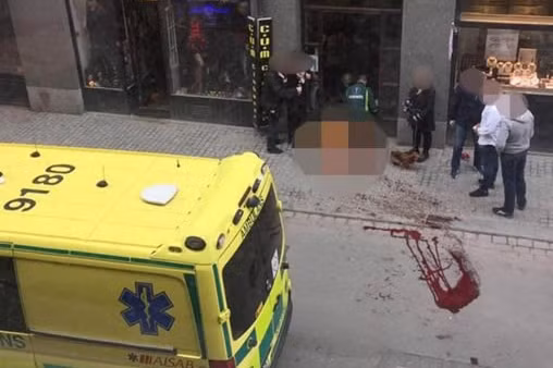 photo hien truong kinh hoang vu xe tai lao vao dam dong o thuy dien