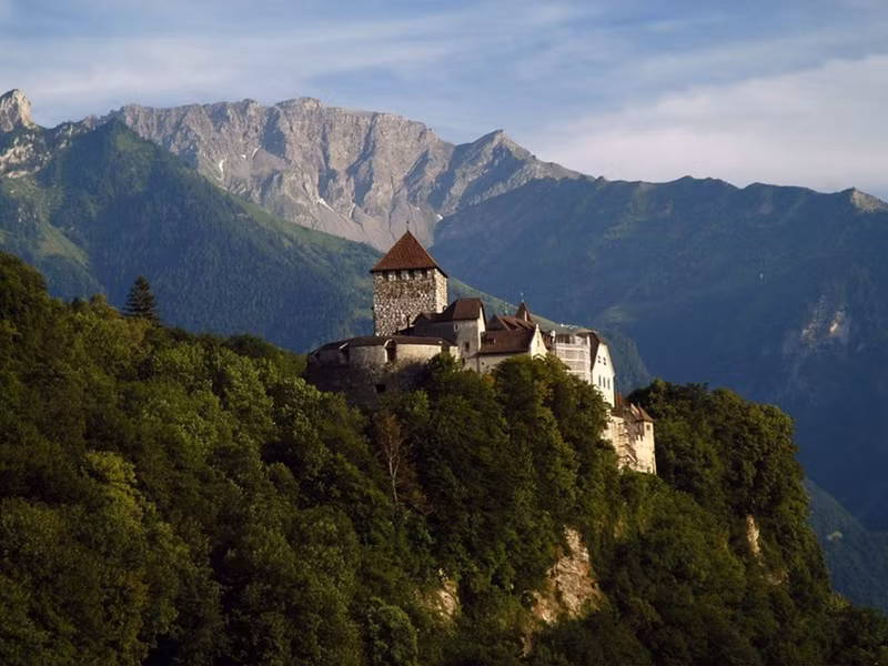 Nằm trên một ngọn núi ở Vaduz, lâu đài Vaduz là nơi Hoàng tử Hans-Adam II của Liechtenstein cư ngụ. Nơi này không mở cửa cho công chúng, nhưng vào ngày 15/8, người dân được mời vào vườn của lâu đài để ăn mừng lễ Quốc khánh. noi o cua cac nguyen thu quoc gia tren the gioi