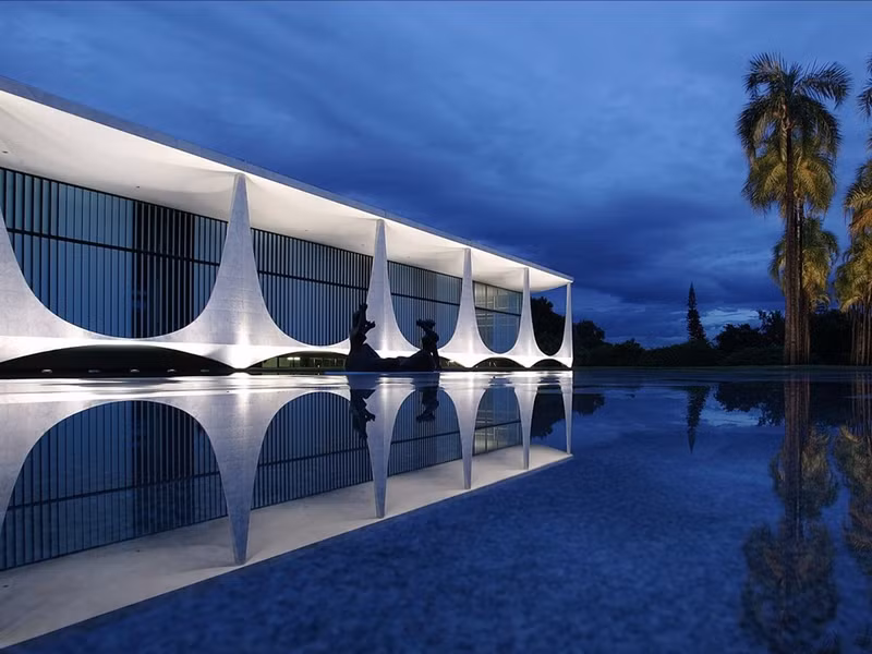 Palácio da Alvorada ở Brasília là nơi ở của mọi tổng thống Brazil từ năm 1956. Tòa nhà có thiết kế hiện đại, với bể nước phản chiếu và tác phẩm điêu khắc của nghệ sĩ người Brazil Alfredo Ceschiatti. noi o cua cac nguyen thu quoc gia tren the gioi