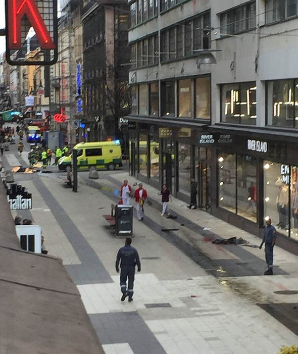 photo hien truong kinh hoang vu xe tai lao vao dam dong o thuy dien