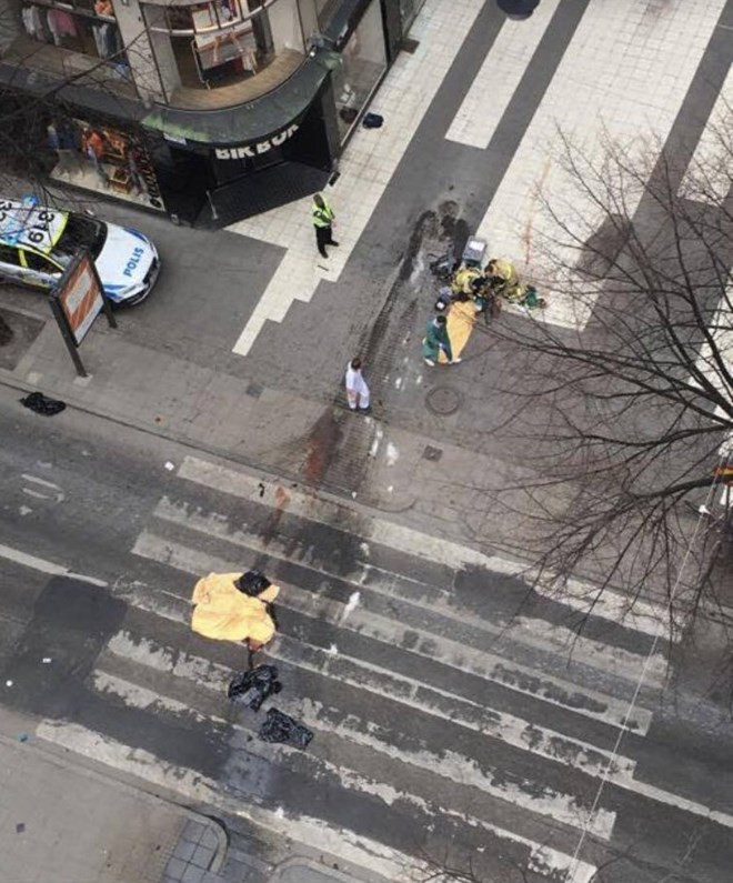 photo hien truong kinh hoang vu xe tai lao vao dam dong o thuy dien