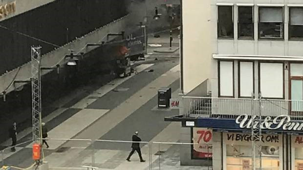 photo hien truong kinh hoang vu xe tai lao vao dam dong o thuy dien