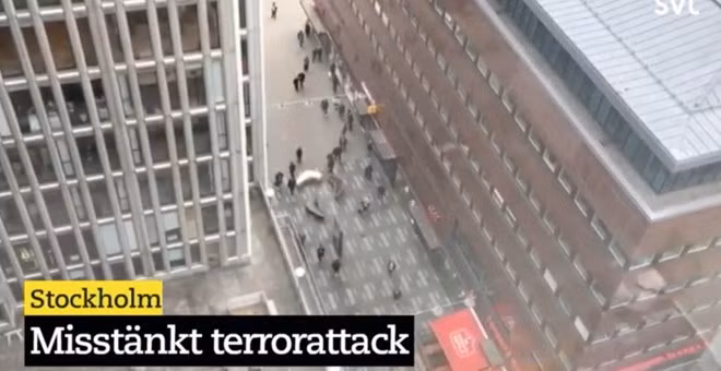 photo hien truong kinh hoang vu xe tai lao vao dam dong o thuy dien