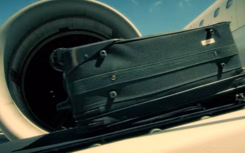 Hành lý ký gửi hàng không. Ảnh: CNN. soc bom khung bo moi cay trong laptop co the lot qua rao an ninh