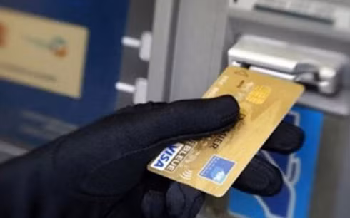 toi pham mang chi mat vai giay de lay sach tien trong cay atm