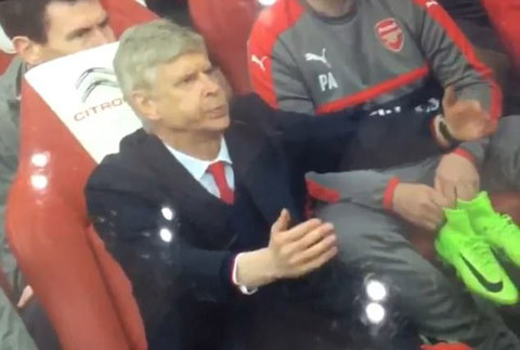 cdv arsenal danh nhau tren san wenger trut gian vao chai nuoc