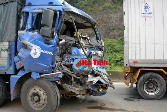 tai nan lien hoan 2 xe tai bep dau xe container no lop