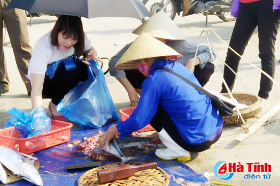 ngu dan ha tinh trung lon me ca thu troi