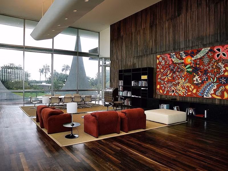 Tòa nhà theo phong cách tối giản này có các phòng ngủ dạng suite riêng, một phòng khách khổng lồ, tầng hầm có thính phòng, phòng trò chơi, khu trữ đồ và phòng bếp. noi o cua cac nguyen thu quoc gia tren the gioi