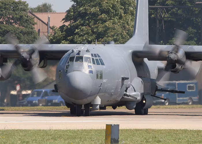 hung than bong dem ac 130 cua khong quan my