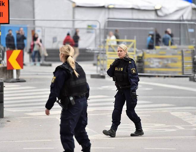 photo hien truong kinh hoang vu xe tai lao vao dam dong o thuy dien