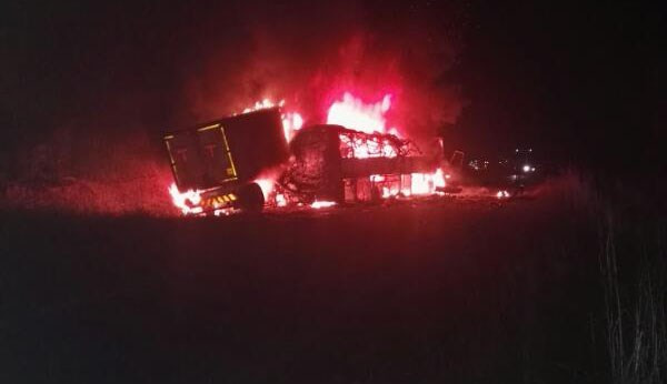 xe buyt boc chay khi dam xe cho hang 17 nguoi thiet mang