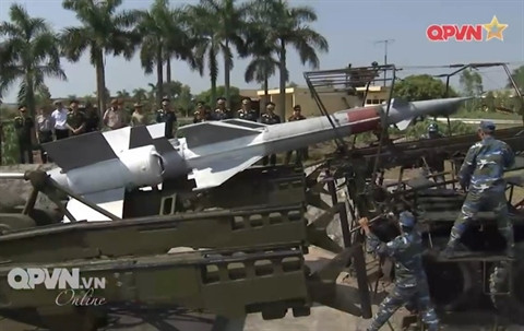 Phái đoàn quân sự nước ngoài tham quan bộ đội Việt Nam thao tác tên lửa phòng không Pechora-2TM. Ảnh: Truyền hình Quốc phòng Việt Nam. viet nam tiep tuc mua pechora 2t tu dong au