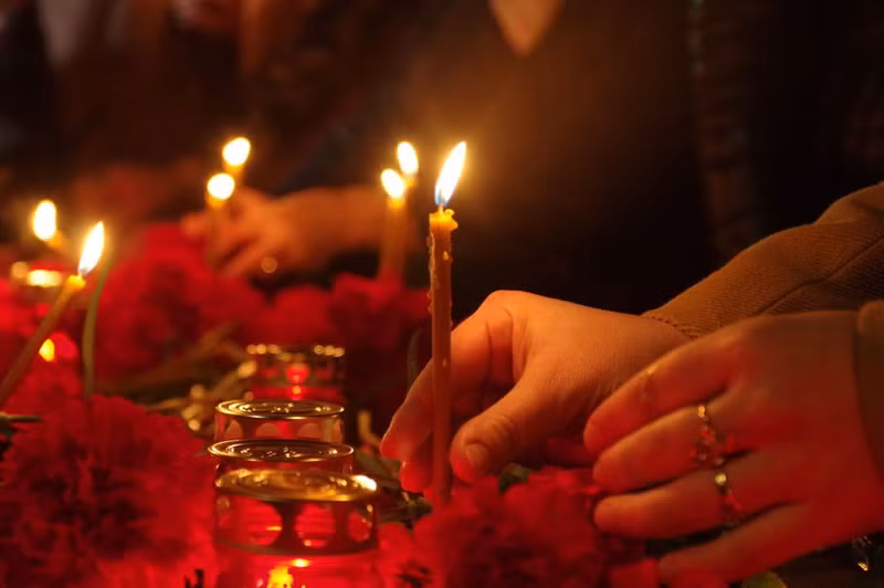 photo hoa tuoi va nen tuong niem nan nhan vu danh bom tau dien ngam o nga