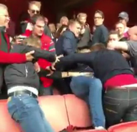 cdv arsenal danh nhau tren san wenger trut gian vao chai nuoc