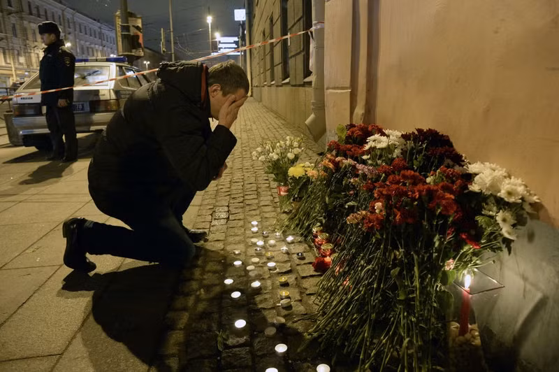 photo hoa tuoi va nen tuong niem nan nhan vu danh bom tau dien ngam o nga