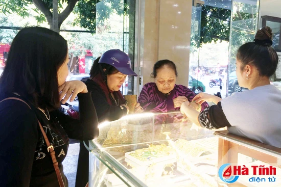 gia vang trong nuoc dat nguong thi truong ha tinh van tram lang