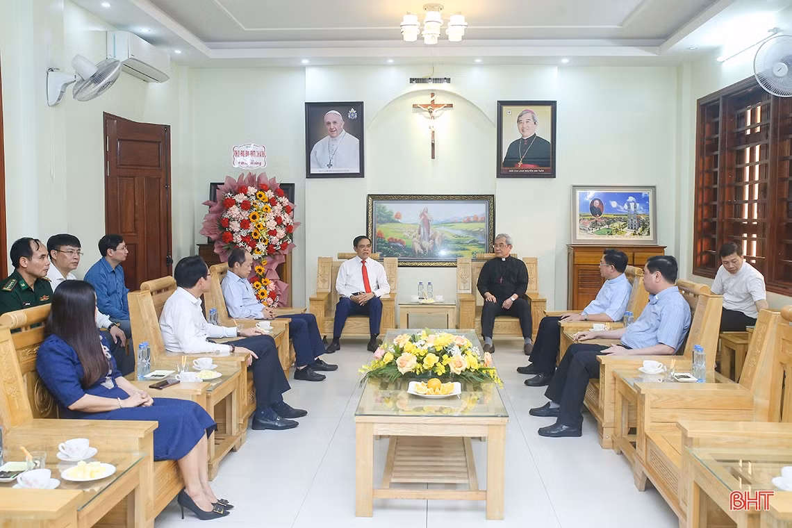 Lãnh đạo tỉnh chúc mừng Giám mục Chính tòa Giáo phận Hà Tĩnh