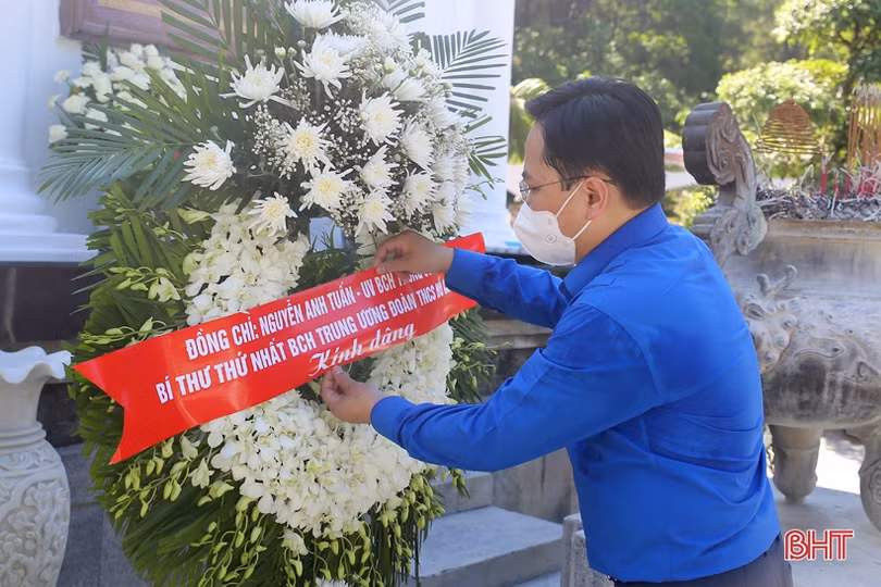 Bí thư thứ nhất Trung ương Đoàn tri ân các anh hùng, liệt sỹ tại Hà Tĩnh