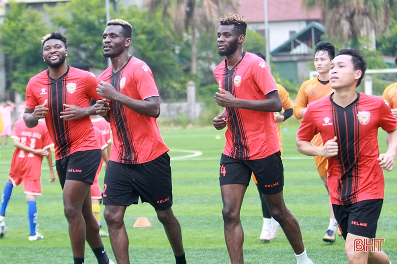 Ngoại binh Hồng Lĩnh Hà Tĩnh bám sân tập luyện, hy vọng V.League sớm trở lại