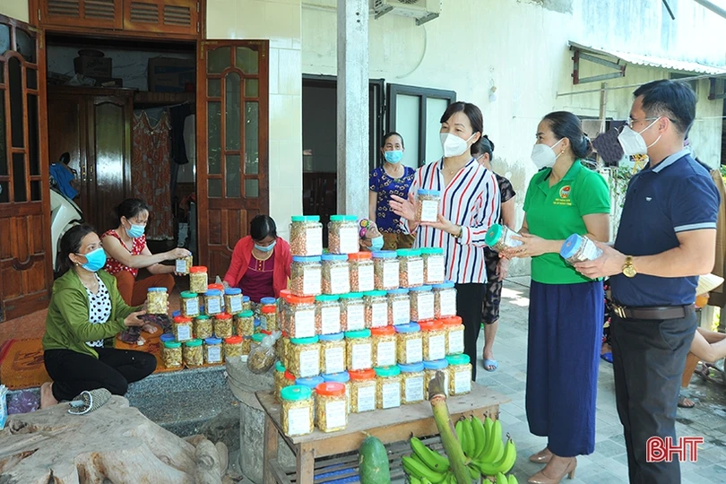 Nông dân Hà Tĩnh nhanh tay làm thực phẩm gửi đồng bào miền Nam 