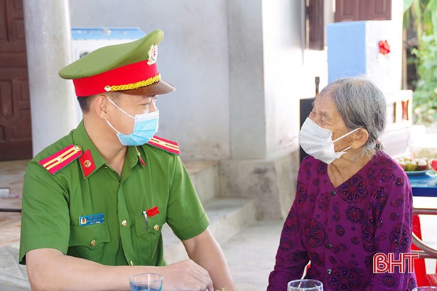 Hội Phụ nữ Công an huyện Can Lộc nhận phụng dưỡng mẹ liệt sỹ Hà Thị Liên