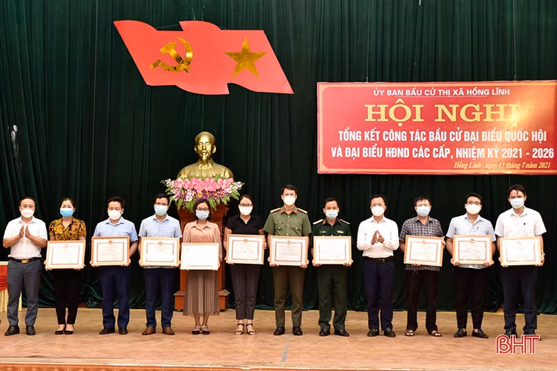 TX Hồng Lĩnh khen thưởng các tập thể, cá nhân có thành tích xuất sắc trong công tác bầu cử