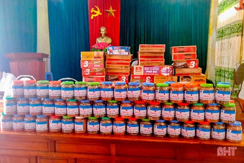 Phụ nữ Hà Tĩnh hướng về miền Nam ruột thịt