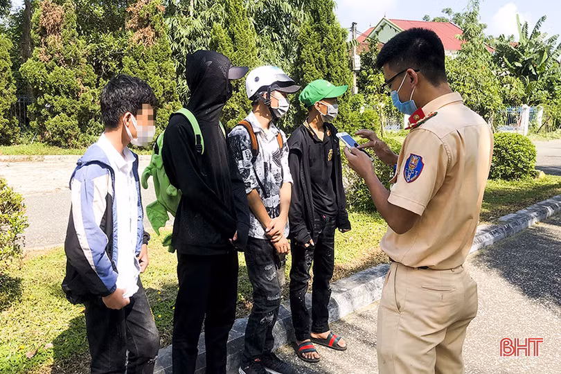 Hà Tĩnh: Xử lý hàng chục thanh thiếu niên tụ tập họp nhóm xe máy điện “độ” giữa mùa dịch