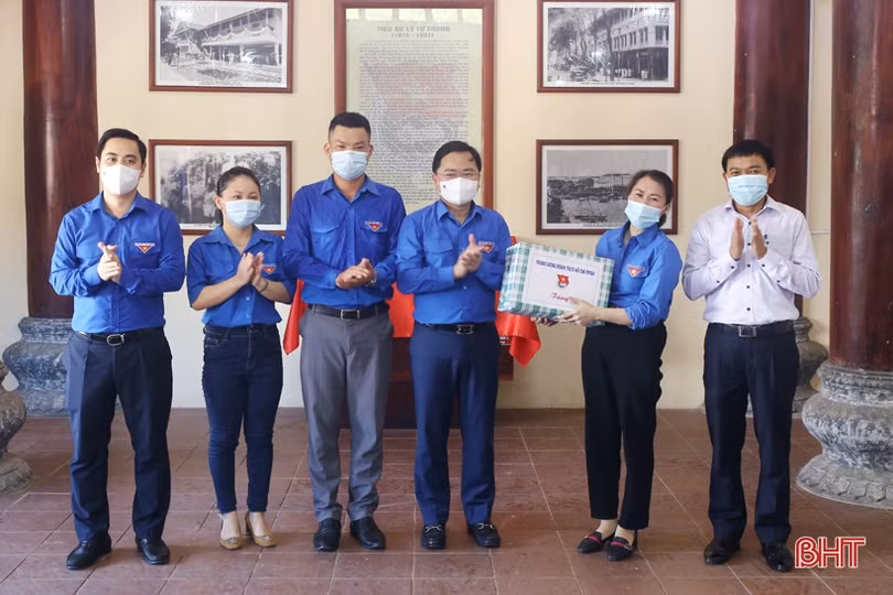 Bí thư thứ nhất Trung ương Đoàn tri ân các anh hùng, liệt sỹ tại Hà Tĩnh